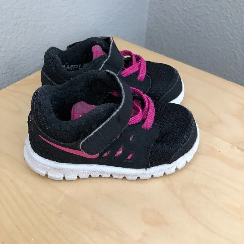 NIKE Flex Sneakers